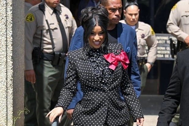Ngay cả khi hấp hối tôi cũng không chạm vào cô ta” – Cardi B tuyên bố sau khi thắng kiện vụ vu khống “cào mặt” nữ bảo vệ