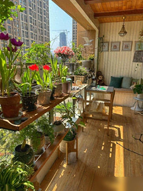 Người phụ nữ trung niên biến ban công nhỏ thành quán trà tuyệt đẹp: Góc thiền giữa phố thị khiến ai cũng mơ ước- Ảnh 3. Người phụ nữ trung niên biến ban công nhỏ thành quán trà tuyệt đẹp: Góc thiền giữa phố thị khiến ai cũng mơ ước- Ảnh 3.