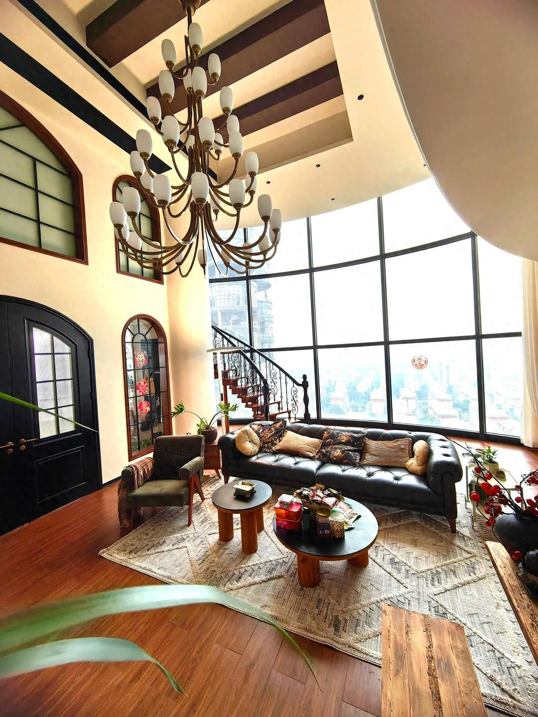 Sau khi ly hôn chồng, người phụ nữ trung niên gây sốc khi tự tay biến căn nhà thành "lâu đài trên không" xa hoa - Ảnh 2.