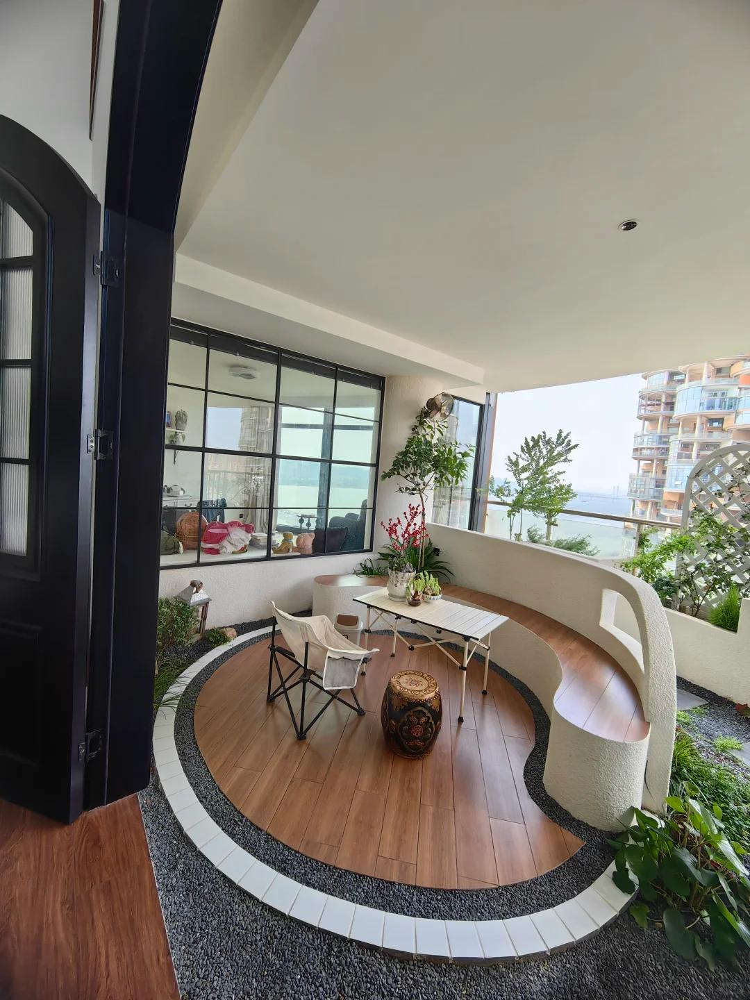 Sau khi ly hôn chồng, người phụ nữ trung niên gây sốc khi tự tay biến căn nhà thành "lâu đài trên không" xa hoa - Ảnh 5.