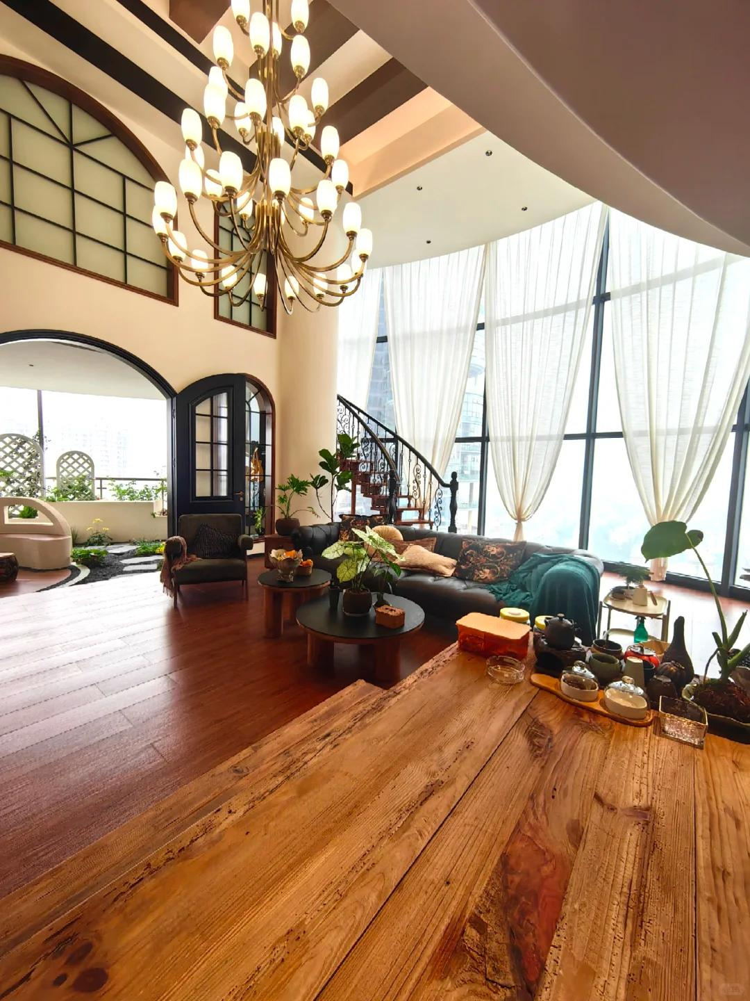 Sau khi ly hôn chồng, người phụ nữ trung niên gây sốc khi tự tay biến căn nhà thành "lâu đài trên không" xa hoa - Ảnh 1.