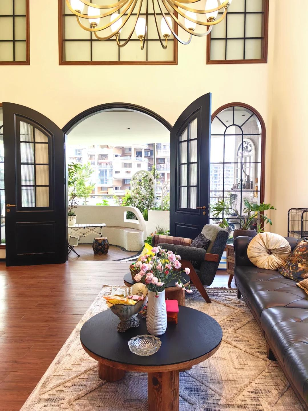 Sau khi ly hôn chồng, người phụ nữ trung niên gây sốc khi tự tay biến căn nhà thành "lâu đài trên không" xa hoa - Ảnh 4.