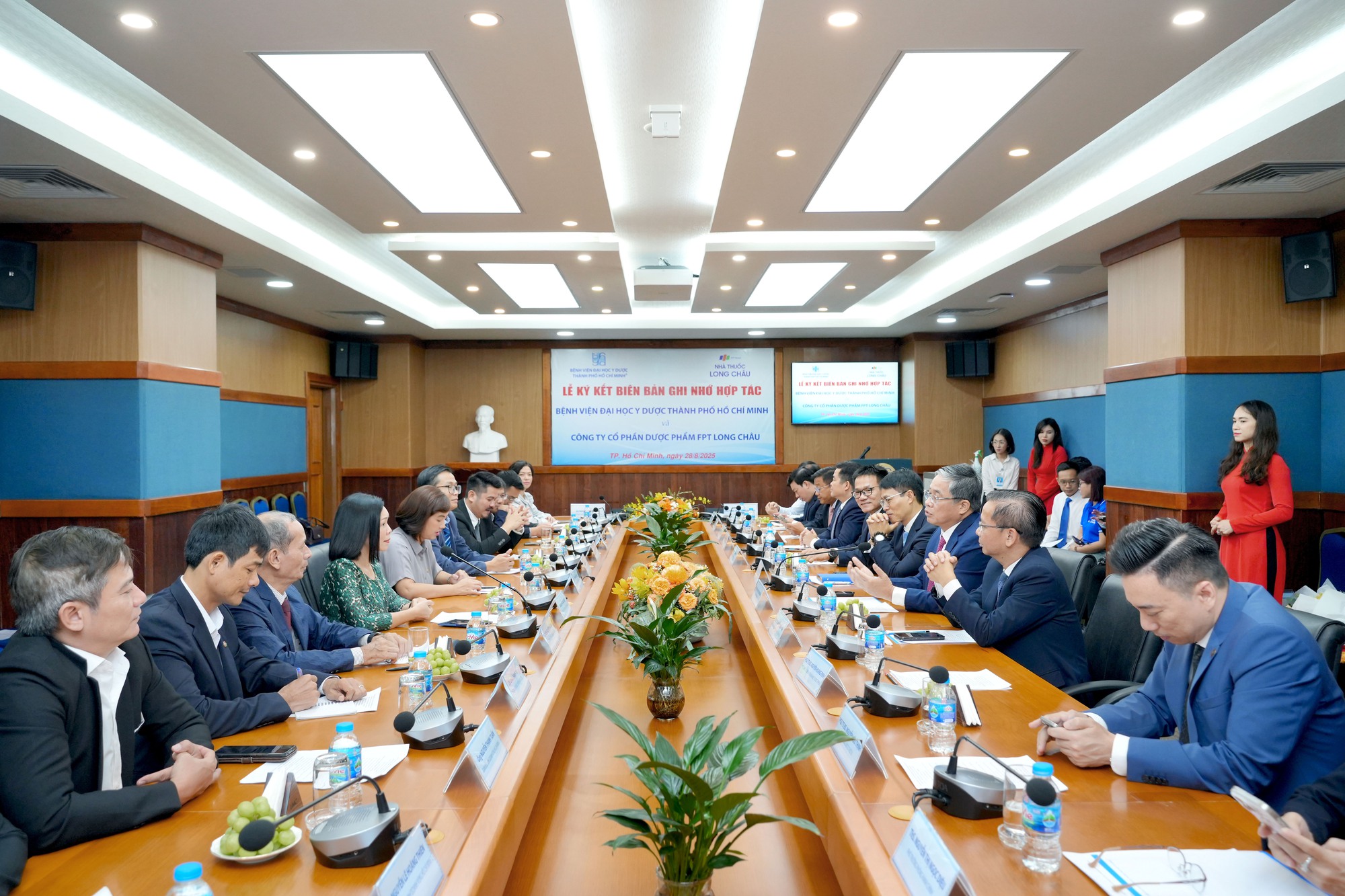 Long Châu hợp tác chiến lược cùng Bệnh viện Đại học Y Dược Thành phố Hồ Chí Minh - Ảnh 2. Long Châu hợp tác chiến lược cùng Bệnh viện Đại học Y Dược Thành phố Hồ Chí Minh - Ảnh 2.