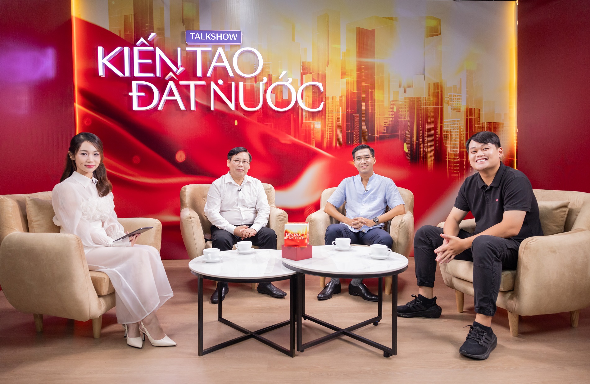 Nhiệm vụ của người trẻ là dạy cho người cao tuổi cách dùng smartphone và internet: người già vẫn có nhu cầu học chứ!- Ảnh 2.