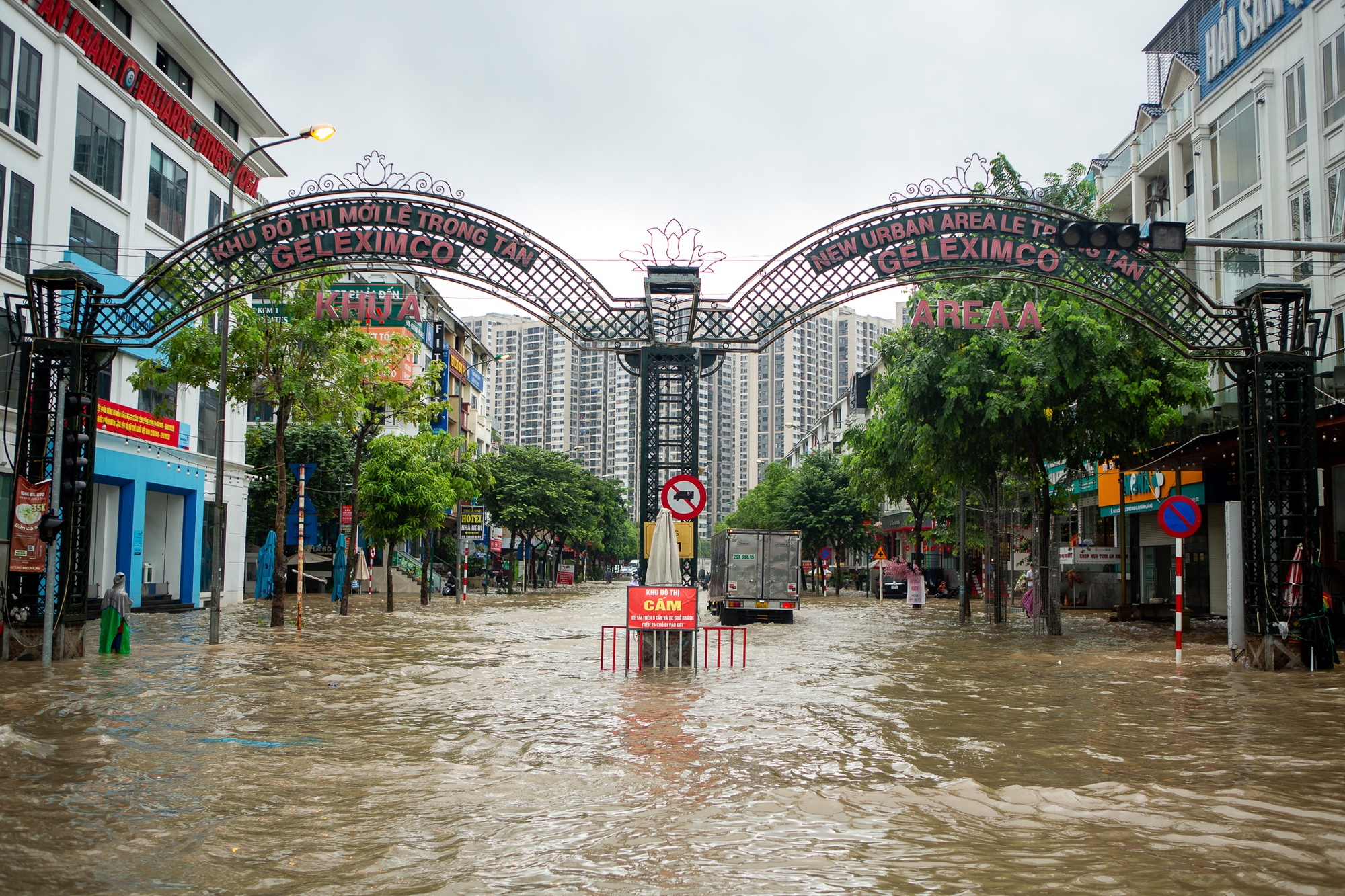 Cảnh đi thuyền, kéo xe tự chế tại khu đô thị triệu USD nhưng hễ mưa là ngập ở Hà Nội - Ảnh 1.