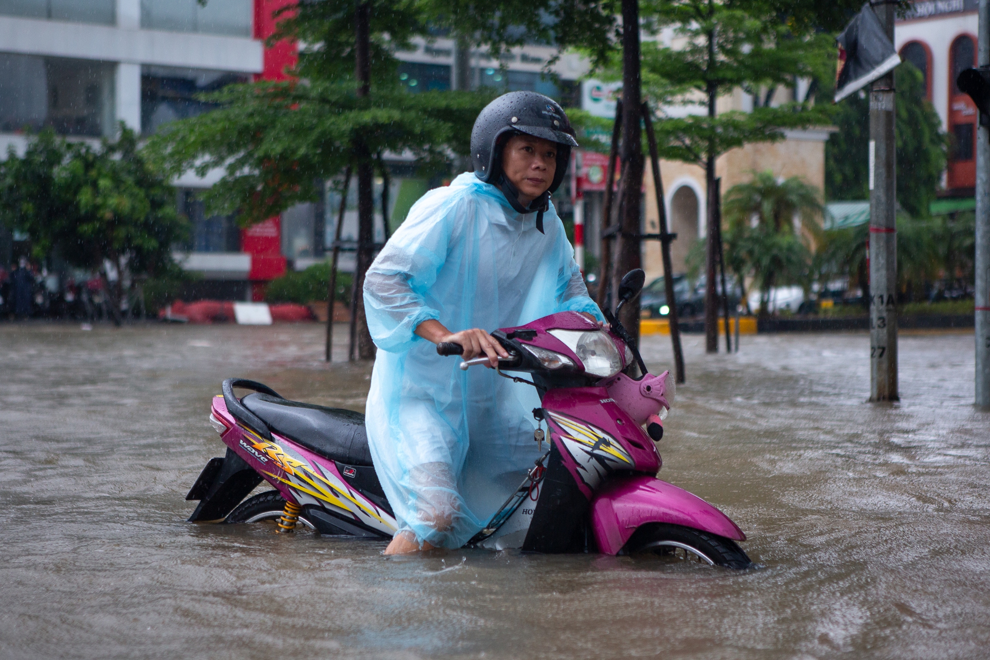 Cảnh đi thuyền, kéo xe tự chế tại khu đô thị triệu USD nhưng hễ mưa là ngập ở Hà Nội - Ảnh 10.
