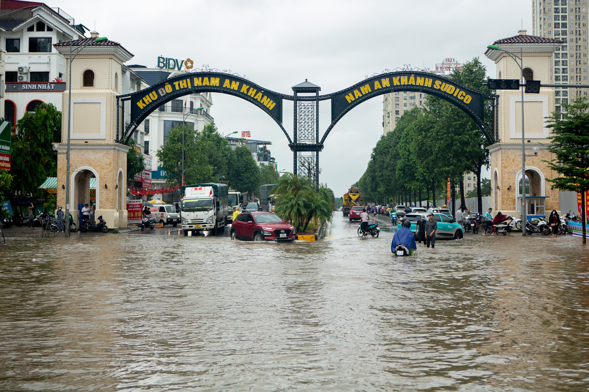 Cảnh đi thuyền, kéo xe tự chế tại khu đô thị triệu USD nhưng hễ mưa là ngập ở Hà Nội - Ảnh 12.