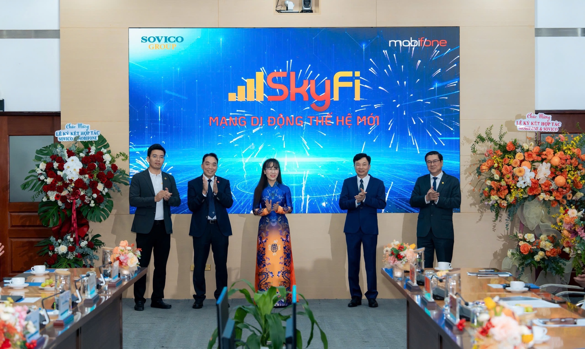 Tỷ phú Nguyễn Thị Phương Thảo bắt tay Chủ tịch Mobifone: Triển khai 5G cho đô thị thông minh, sân bay tích hợp hạ tầng trạm phát sóng - Ảnh 2.