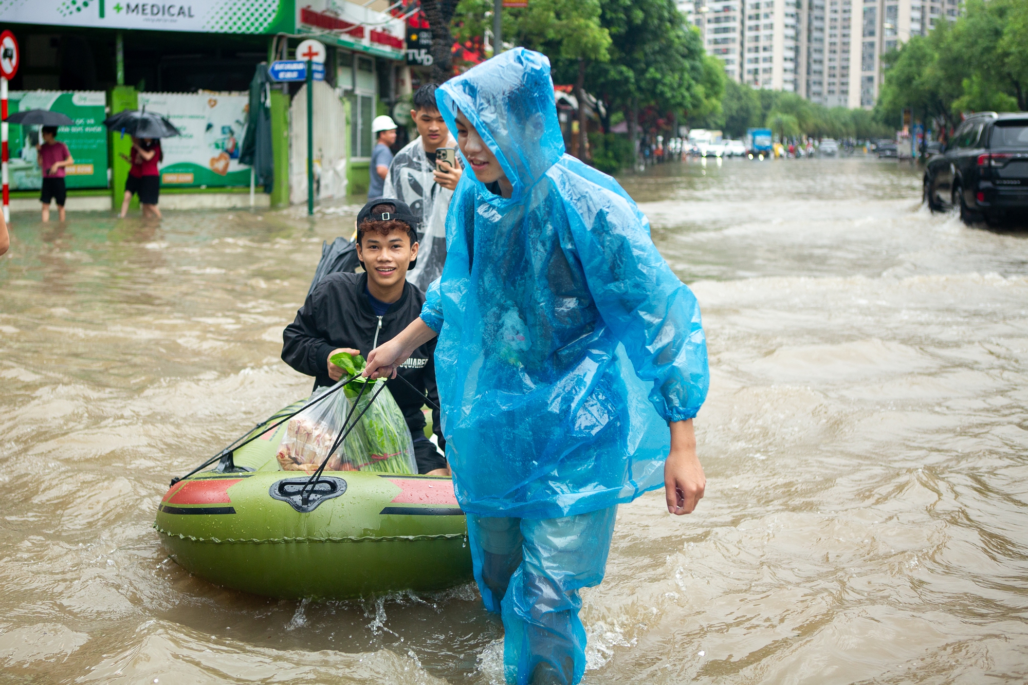 Cảnh đi thuyền, kéo xe tự chế tại khu đô thị triệu USD nhưng hễ mưa là ngập ở Hà Nội - Ảnh 2.