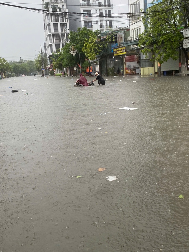 Mưa lớn kéo dài, hàng loạt khu nhà giàu ở Hà Nội lại biến thành 