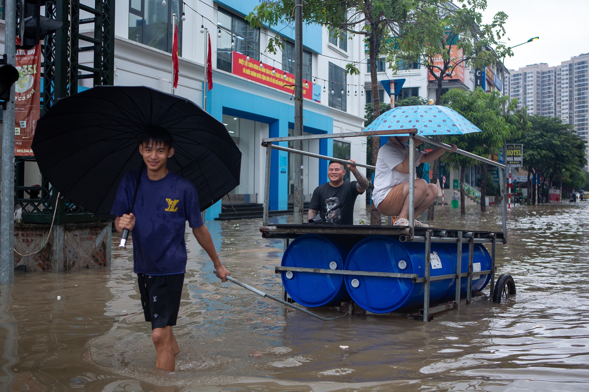 Cảnh đi thuyền, kéo xe tự chế tại khu đô thị triệu USD nhưng hễ mưa là ngập ở Hà Nội - Ảnh 3.