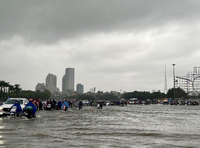 Hà Nội phát lệnh báo động lũ khẩn cấp, cảnh báo 65 điểm úng ngập ở nội thành- Ảnh 1.