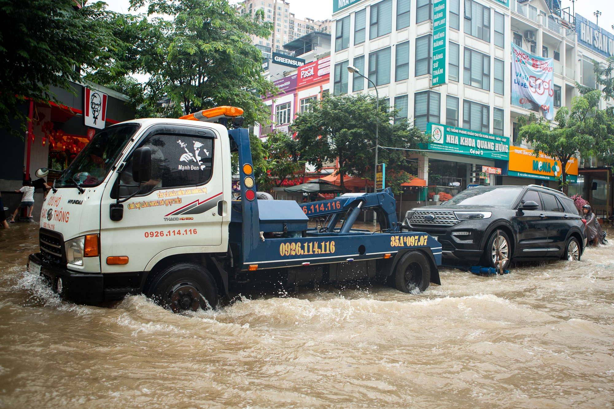 Cảnh đi thuyền, kéo xe tự chế tại khu đô thị triệu USD nhưng hễ mưa là ngập ở Hà Nội - Ảnh 4.