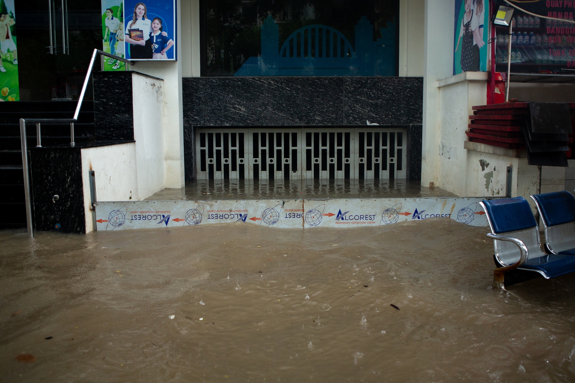 Cảnh đi thuyền, kéo xe tự chế tại khu đô thị triệu USD nhưng hễ mưa là ngập ở Hà Nội - Ảnh 5.