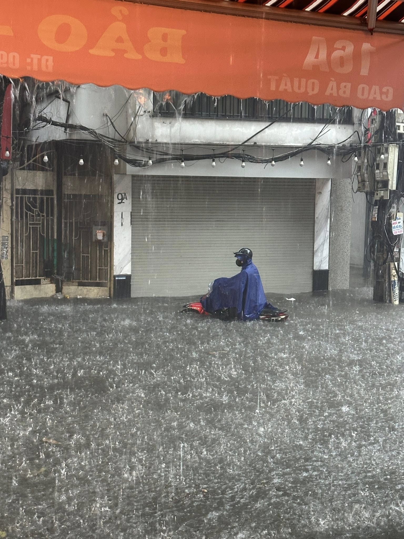 Cảnh tượng khó tin trên Hồ Gươm sau trận mưa xối xả kéo dài- Ảnh 4.