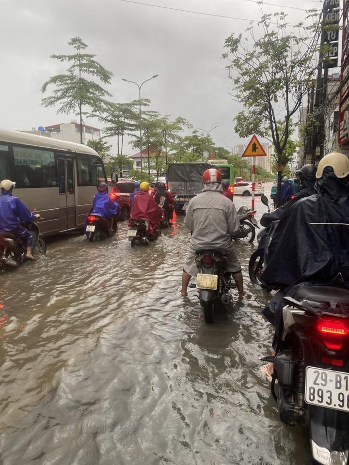 Hà Nội ngập nhiều tuyến đường, ùn tắc kéo dài do ảnh hưởng bão số 10 Bualoi, dân công sở chật vật di chuyển- Ảnh 9. Hà Nội ngập nhiều tuyến đường, ùn tắc kéo dài do ảnh hưởng bão số 10 Bualoi, dân công sở chật vật di chuyển- Ảnh 9.