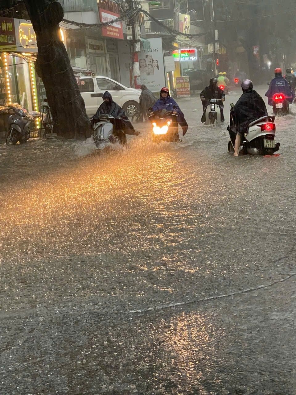 Hà Nội ngập nhiều tuyến đường, ùn tắc kéo dài do ảnh hưởng bão số 10 Bualoi, dân công sở chật vật di chuyển- Ảnh 10. Hà Nội ngập nhiều tuyến đường, ùn tắc kéo dài do ảnh hưởng bão số 10 Bualoi, dân công sở chật vật di chuyển- Ảnh 10.