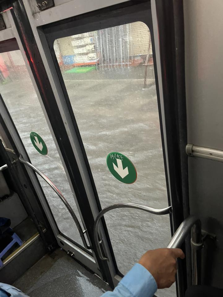 Hà Nội ngập nhiều tuyến đường, ùn tắc kéo dài do ảnh hưởng bão số 10 Bualoi, dân công sở chật vật di chuyển- Ảnh 12. Hà Nội ngập nhiều tuyến đường, ùn tắc kéo dài do ảnh hưởng bão số 10 Bualoi, dân công sở chật vật di chuyển- Ảnh 12.