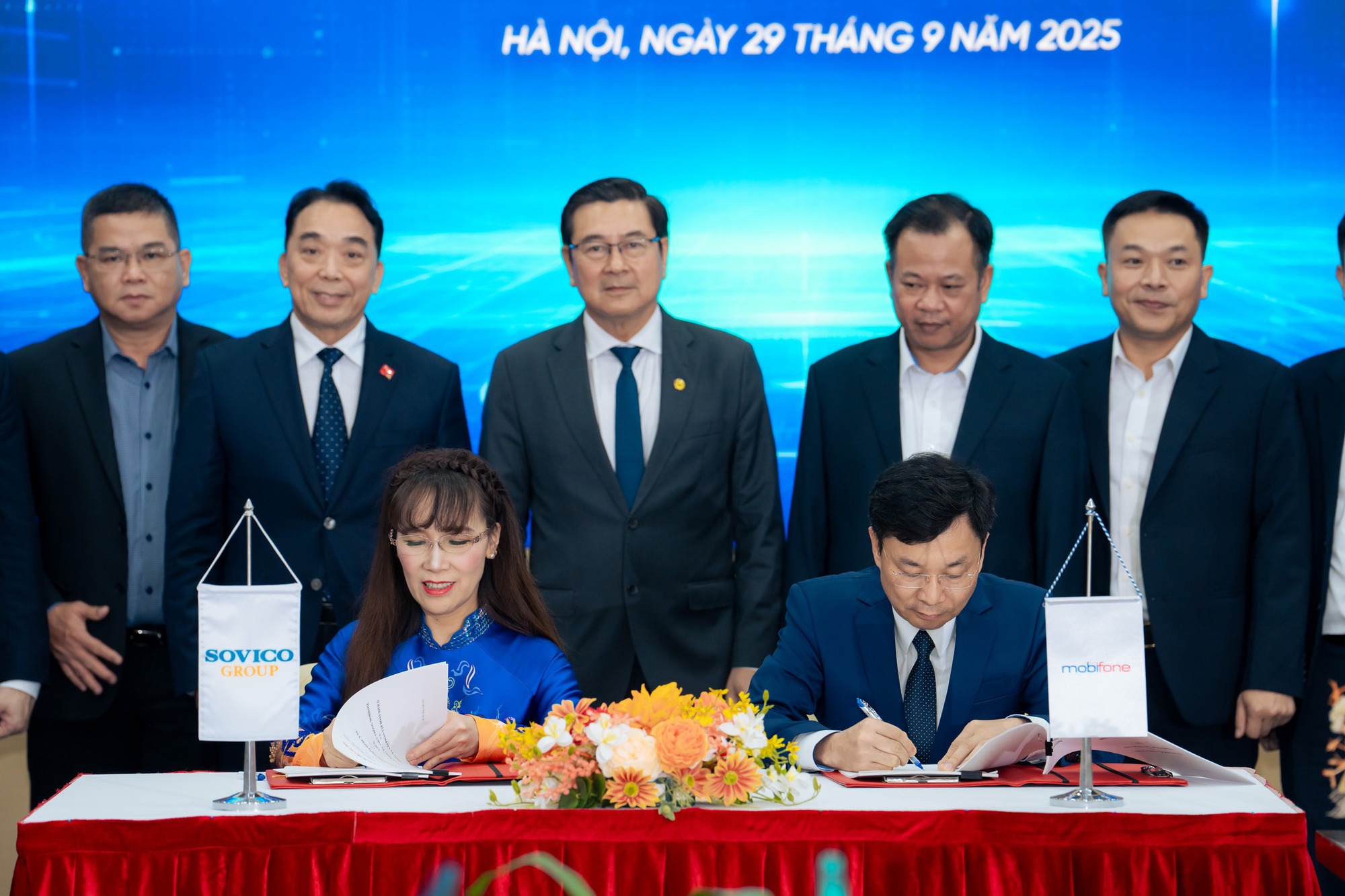 Tỷ phú Nguyễn Thị Phương Thảo bắt tay Chủ tịch Mobifone: Triển khai 5G cho đô thị thông minh, sân bay tích hợp hạ tầng trạm phát sóng - Ảnh 5.