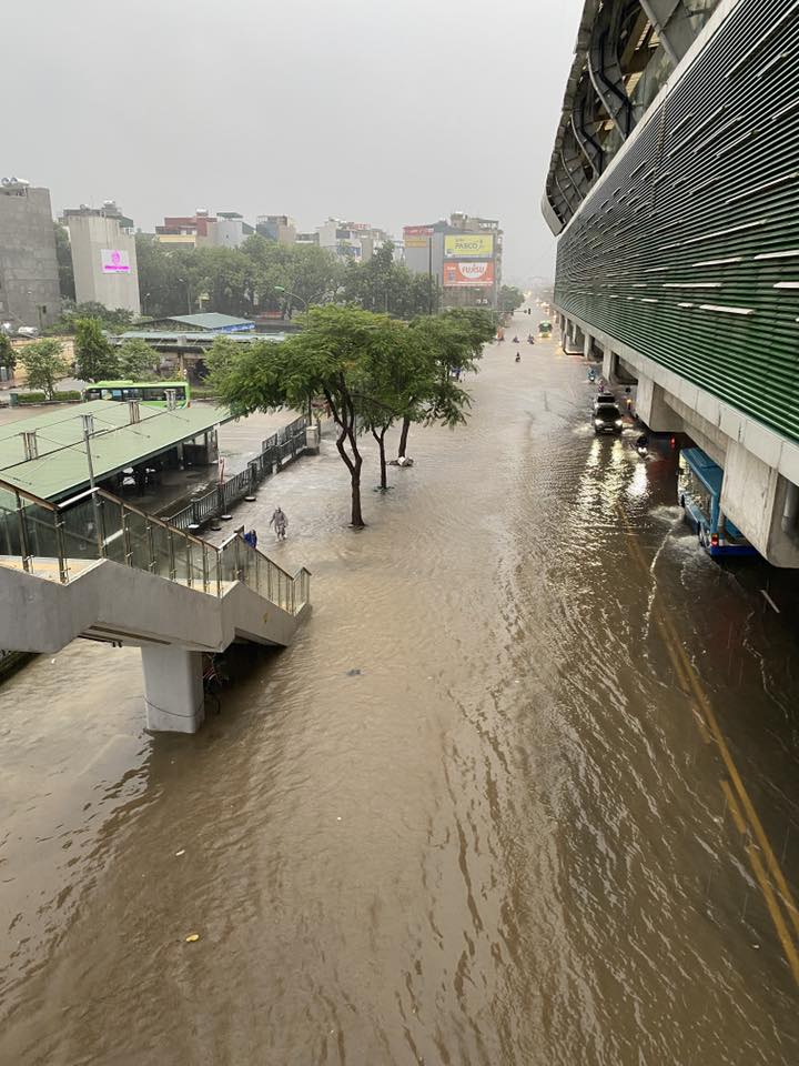 Hà Nội ngập nhiều tuyến đường, ùn tắc kéo dài do ảnh hưởng bão số 10 Bualoi, dân công sở chật vật di chuyển- Ảnh 11. Hà Nội ngập nhiều tuyến đường, ùn tắc kéo dài do ảnh hưởng bão số 10 Bualoi, dân công sở chật vật di chuyển- Ảnh 11.
