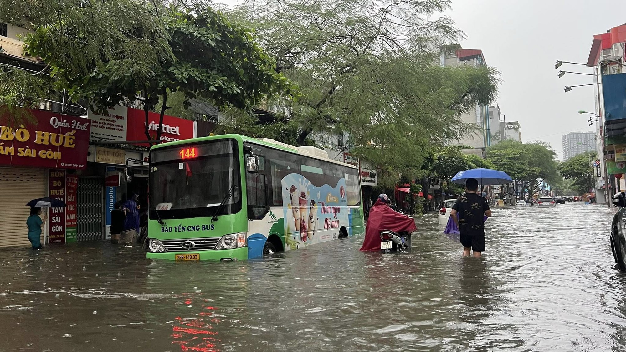Hà Nội phát lệnh báo động lũ khẩn cấp, cảnh báo 65 điểm úng ngập ở nội thành- Ảnh 4.
