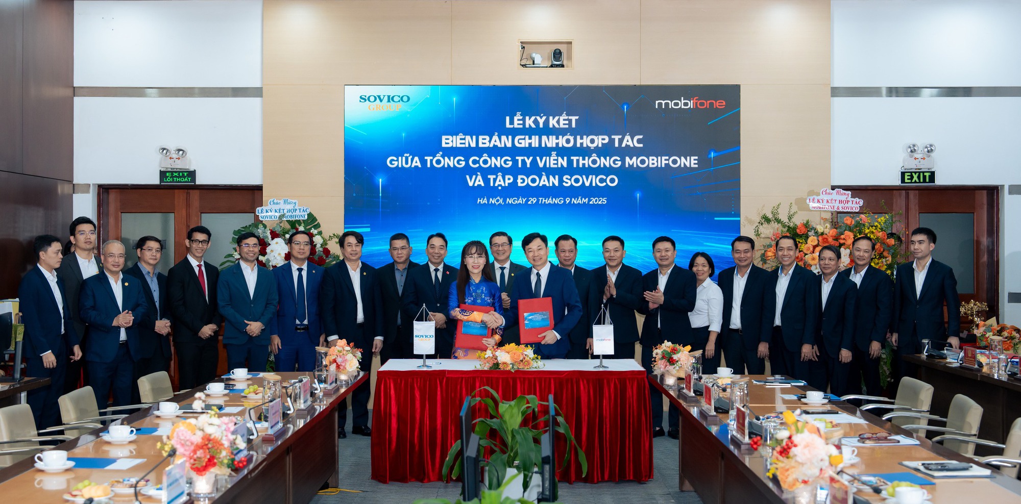 Tỷ phú Nguyễn Thị Phương Thảo bắt tay Chủ tịch Mobifone: Triển khai 5G cho đô thị thông minh, sân bay tích hợp hạ tầng trạm phát sóng - Ảnh 1.