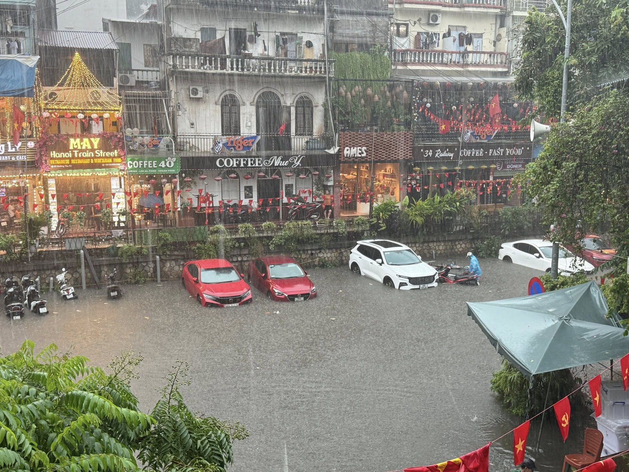 Hà Nội phát lệnh báo động lũ khẩn cấp, cảnh báo 65 điểm úng ngập ở nội thành- Ảnh 2.