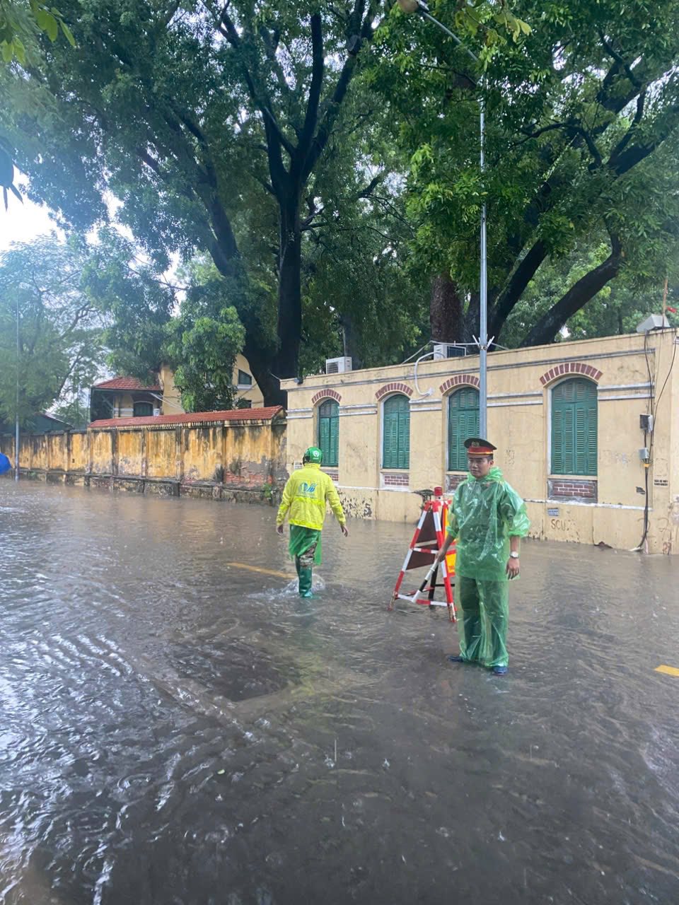 Cảnh tượng khó tin trên Hồ Gươm sau trận mưa xối xả kéo dài- Ảnh 13.