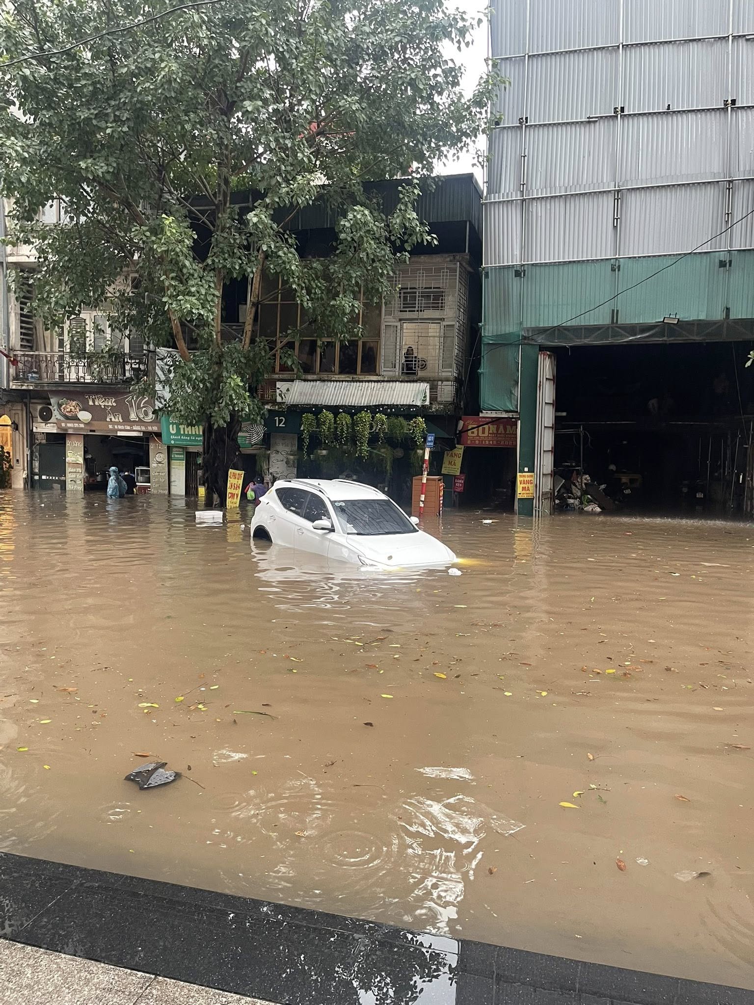 Hà Nội phát lệnh báo động lũ khẩn cấp, cảnh báo 65 điểm úng ngập ở nội thành- Ảnh 3.