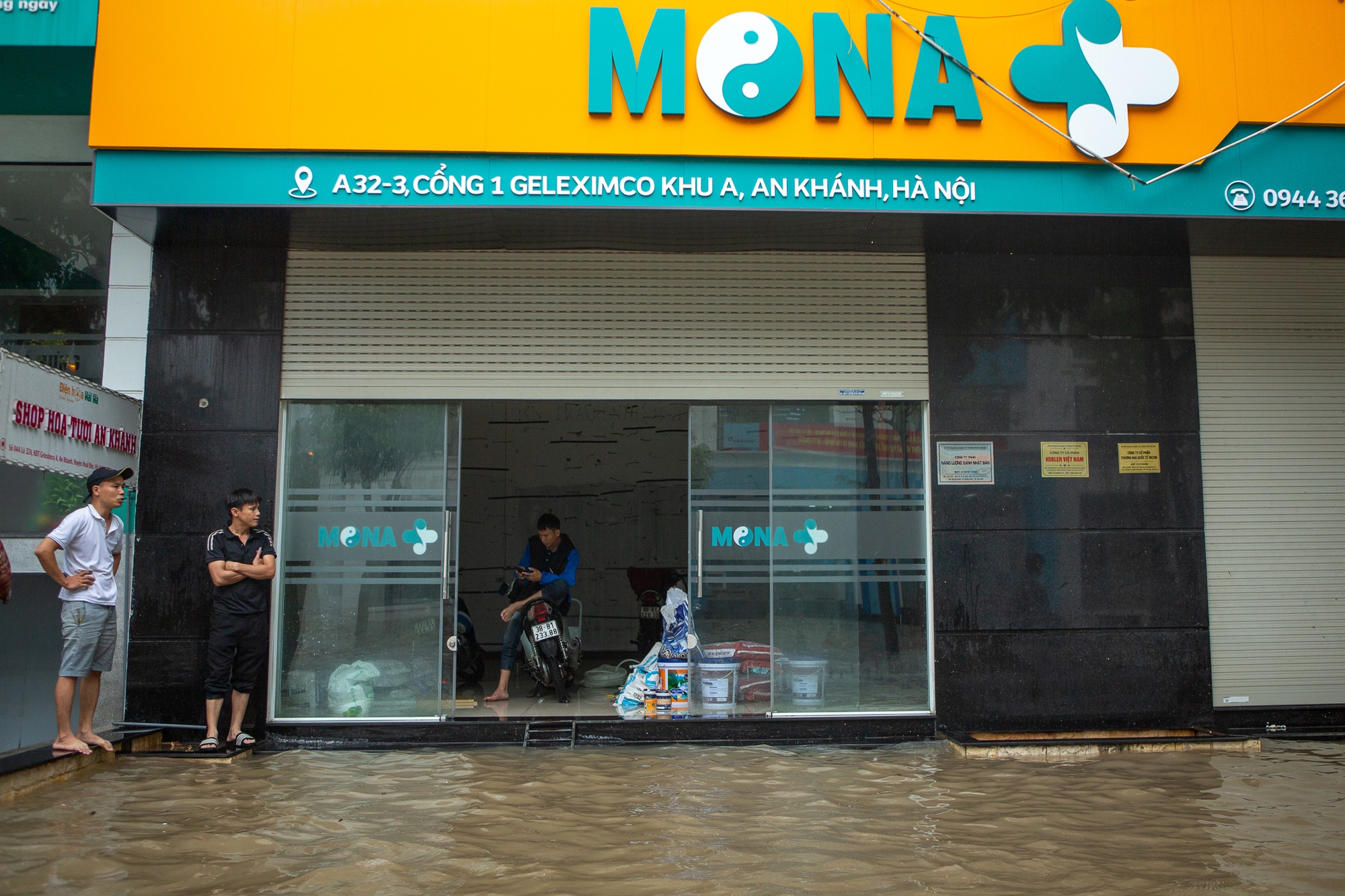 Cảnh đi thuyền, kéo xe tự chế tại khu đô thị triệu USD nhưng hễ mưa là ngập ở Hà Nội - Ảnh 6.