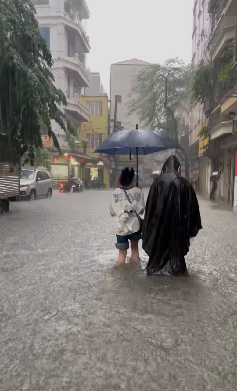 Cập nhật Hà Nội lúc này: Nhân viên ăn mì tôm, trải chiếu ngủ ở công ty, phụ huynh loay hoay 5 tiếng vẫn chưa đón được con- Ảnh 1. Cập nhật Hà Nội lúc này: Nhân viên ăn mì tôm, trải chiếu ngủ ở công ty, phụ huynh loay hoay 5 tiếng vẫn chưa đón được con- Ảnh 1.