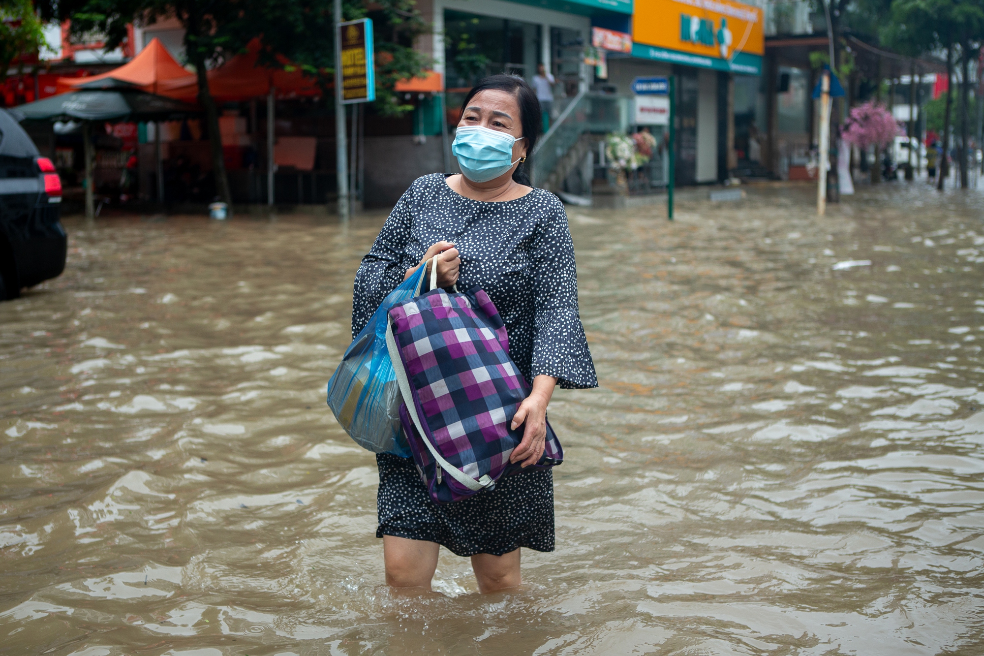Cảnh đi thuyền, kéo xe tự chế tại khu đô thị triệu USD nhưng hễ mưa là ngập ở Hà Nội - Ảnh 7.