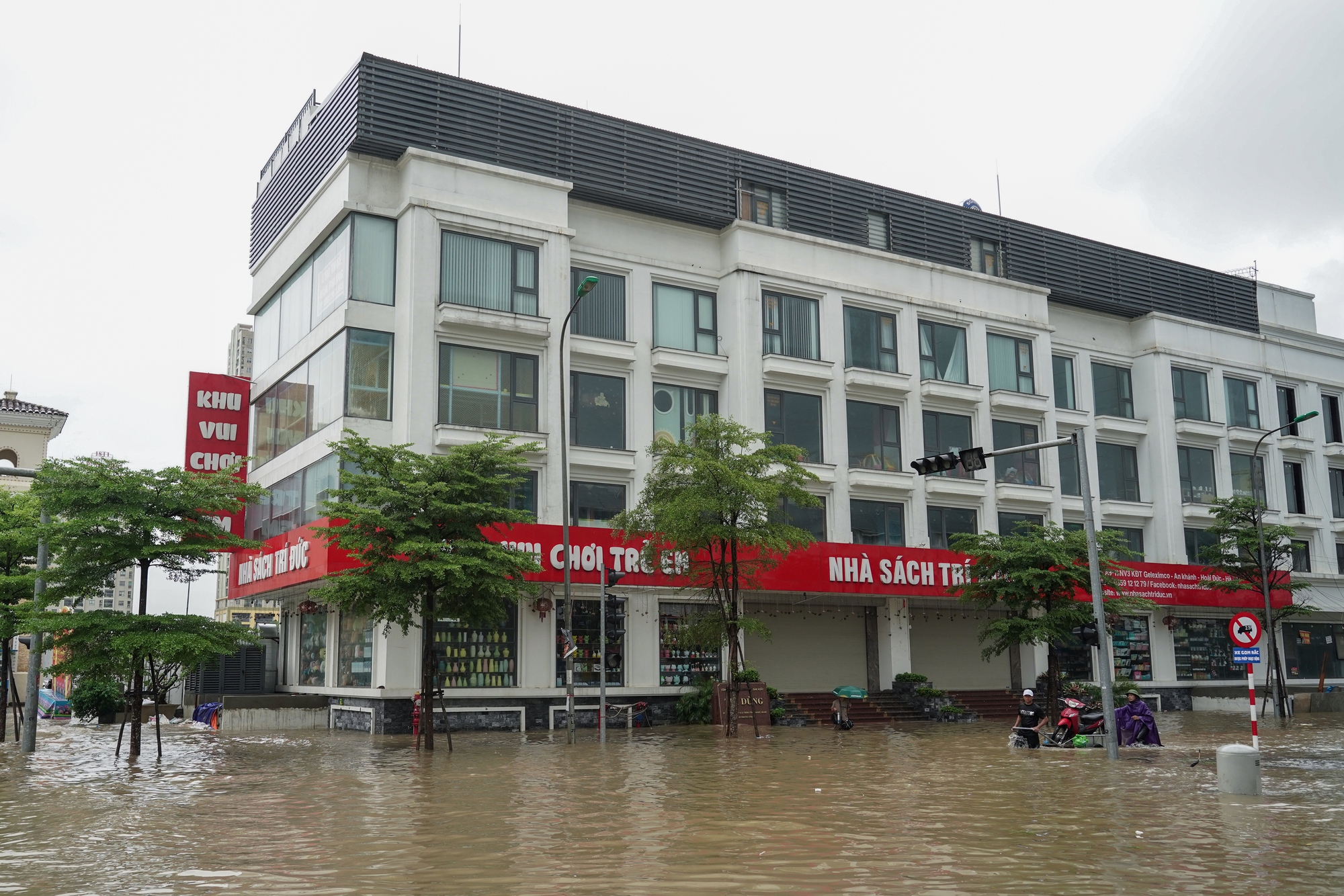 Cảnh đi thuyền, kéo xe tự chế tại khu đô thị triệu USD nhưng hễ mưa là ngập ở Hà Nội - Ảnh 8.