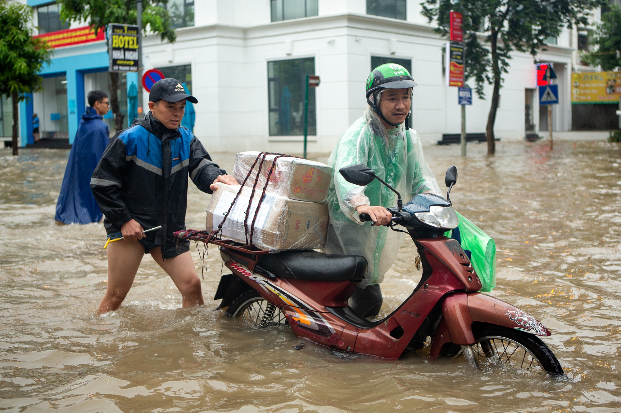 Cảnh đi thuyền, kéo xe tự chế tại khu đô thị triệu USD nhưng hễ mưa là ngập ở Hà Nội - Ảnh 9.