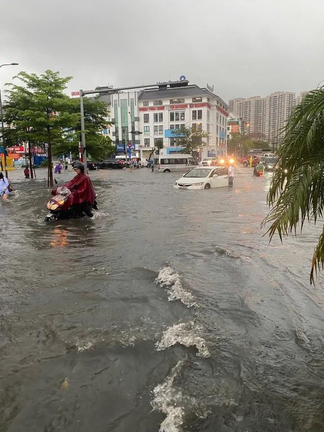 Mưa lớn kéo dài, hàng loạt khu nhà giàu ở Hà Nội lại biến thành 