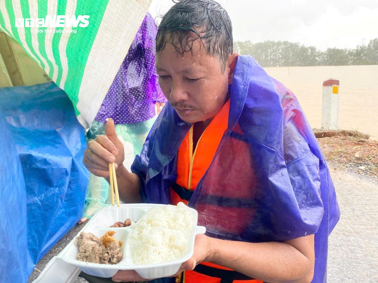 Nước lũ nhấn chìm tài sản, người dân Thanh Hóa nghẹn ngào lo cảnh trắng tay- Ảnh 5. Nước lũ nhấn chìm tài sản, người dân Thanh Hóa nghẹn ngào lo cảnh trắng tay- Ảnh 5.