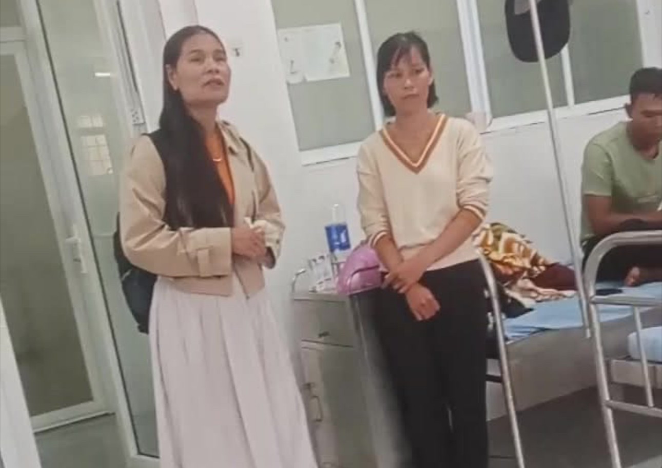 Sau vụ ngộ độc tập thể, học sinh đồng loạt nghỉ học ‘tẩy chay’ phó hiệu trưởng