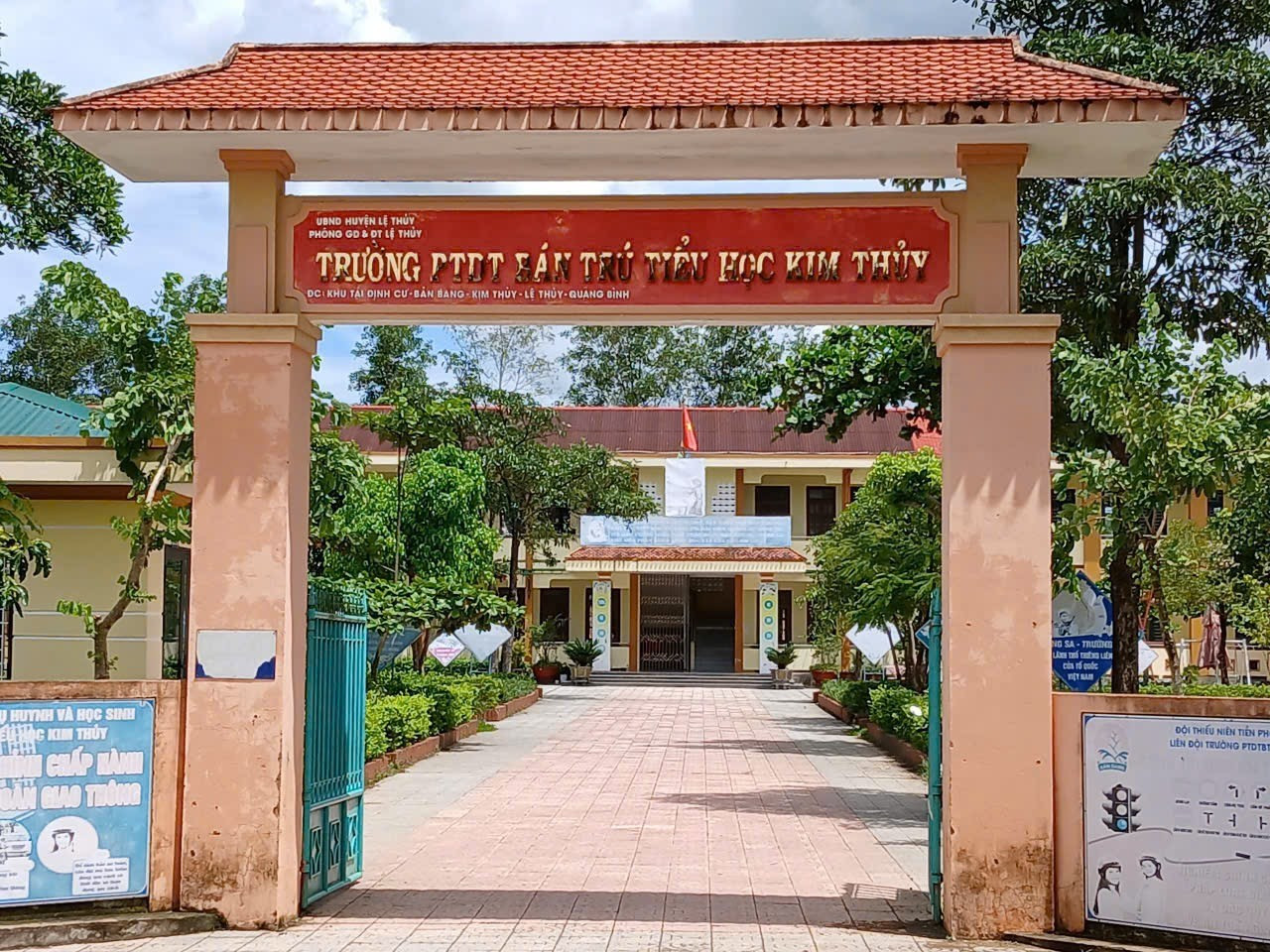 Sau vụ ngộ độc tập thể, học sinh đồng loạt nghỉ học ‘tẩy chay’ phó hiệu trưởng