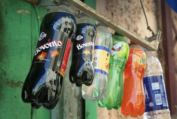 Vì sao đáy chai nhựa nước ngọt luôn lồi lõm? Bí mật thiết kế tuy nhỏ nhưng "cứu" cả ngành đồ uống tỷ đô - Ảnh 3.