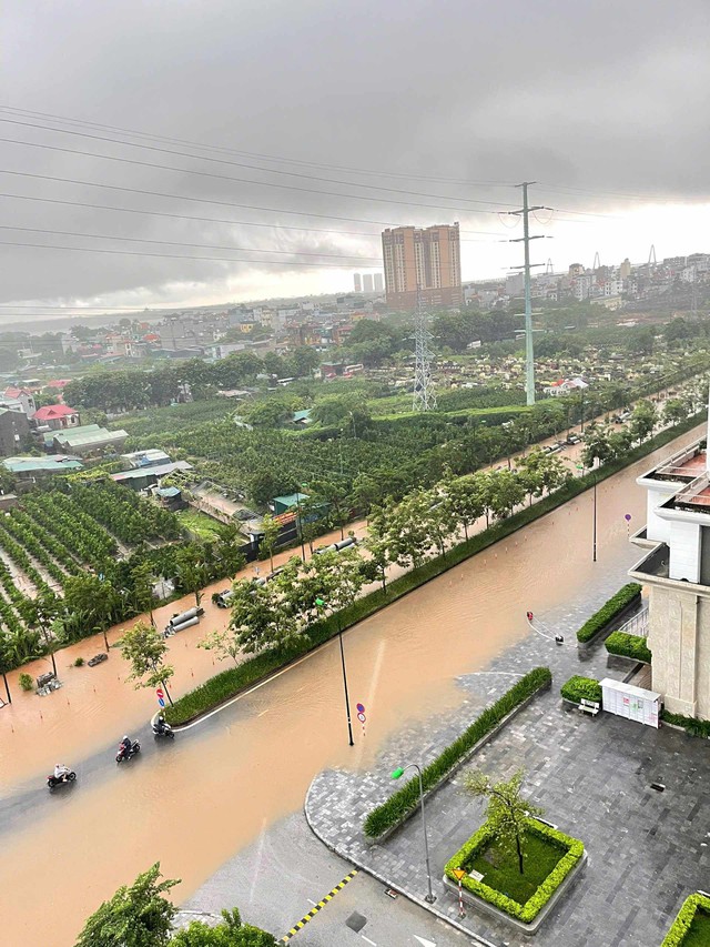 Mưa lớn kéo dài, hàng loạt khu nhà giàu ở Hà Nội lại biến thành 