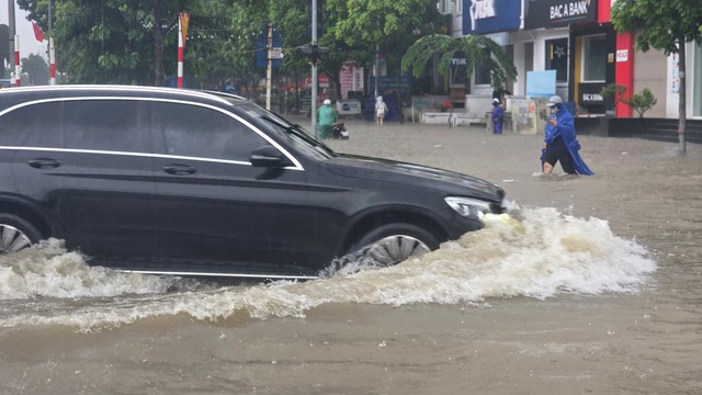 Mưa lớn kéo dài, hàng loạt khu nhà giàu ở Hà Nội lại biến thành 