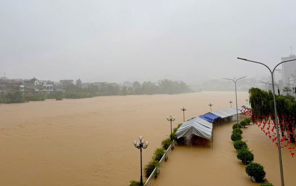 Mưa lũ gây thiệt hại lớn, miền Bắc ngập lụt diện rộng, hàng loạt hồ thủy điện xả lũ- Ảnh 1.