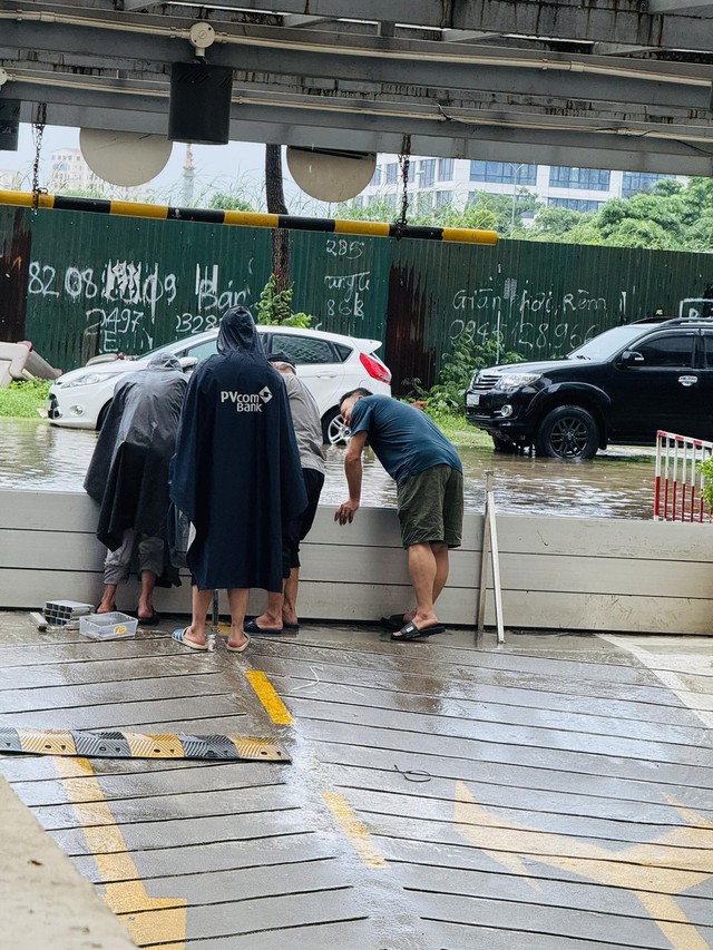 Mưa lớn kéo dài, hàng loạt khu nhà giàu ở Hà Nội lại biến thành 