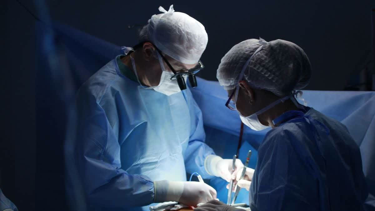 Người đàn ông 33 tuổi bụng phình to như quả bóng, bác sĩ gắp ra thứ "đáng sợ" bên trong - Ảnh 1.