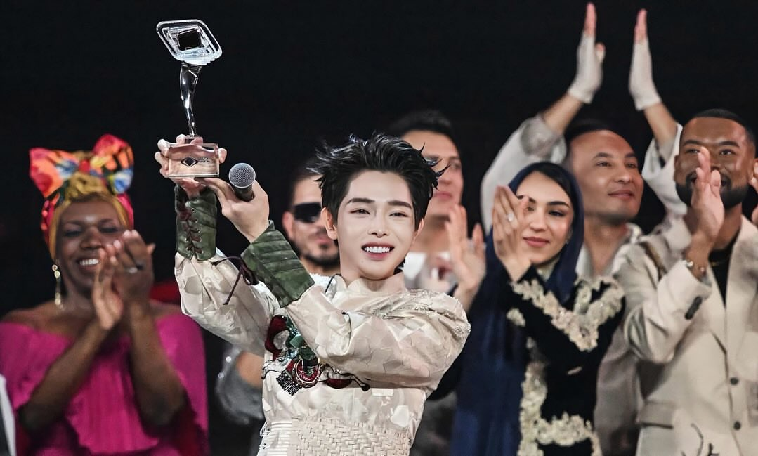 Sao nam từng là "ông hoàng nhạc cưới", nay vượt thị phi, bứt phá thắng lớn giữa đất Nga: Được đích thân Thủ tướng khen ngợi - Ảnh 2.