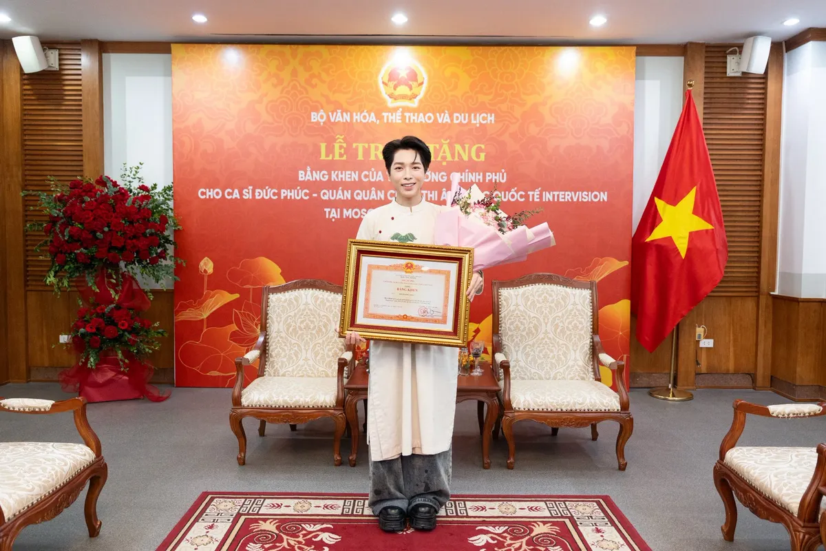 Sao nam từng là "ông hoàng nhạc cưới", nay vượt thị phi, bứt phá thắng lớn giữa đất Nga: Được đích thân Thủ tướng khen ngợi - Ảnh 3.