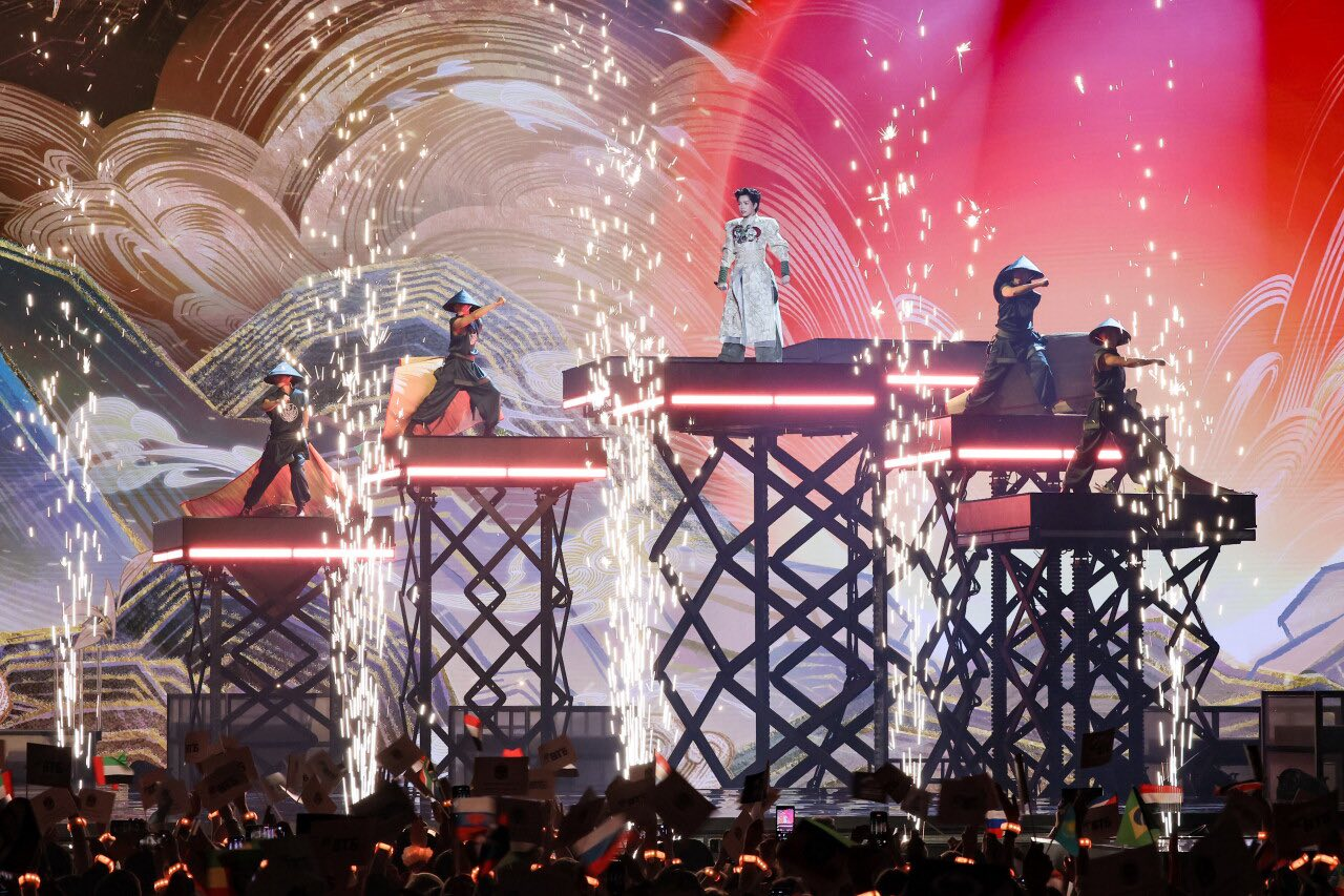 Sao nam từng là "ông hoàng nhạc cưới", nay vượt thị phi, bứt phá thắng lớn giữa đất Nga: Được đích thân Thủ tướng khen ngợi - Ảnh 6.