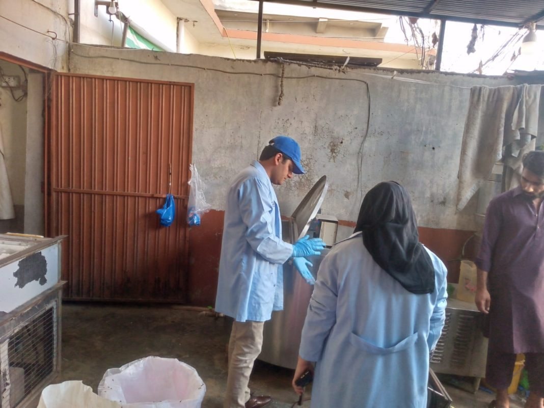 Nhận tin mật rồi đột kích một cơ sở, công an triệt phá đường dây sản xuất sữa giả từ hóa chất, tịch thu 6.000 lít và 300 kg bột pha trộn