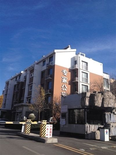 Đột kích nhà cựu giám đốc công ty cấp nước, tịch thu 676 tỷ đồng, 37,6 kg vàng, 50 giấy tờ bất động sản chất đống trong 40 thùng hoa quả- Ảnh 2.