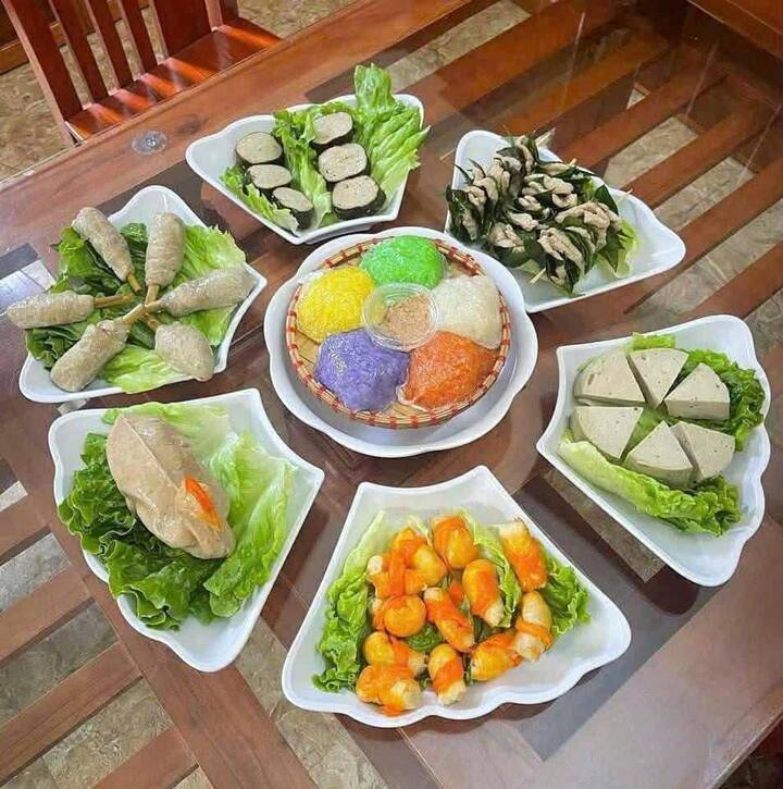 Giá mâm cỗ cúng Rằm tháng 7 đắt đỏ, bà nội trợ thắt chặt chi tiêu- Ảnh 2.